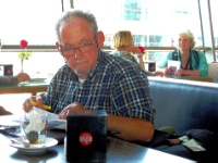 2016-05-30 13h47m01 - Bert vliegveld Riga, werkt aan soortenlijst - Lidwien